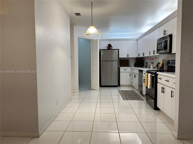 543 Racquet Club Rd 33, Weston, FL 33326