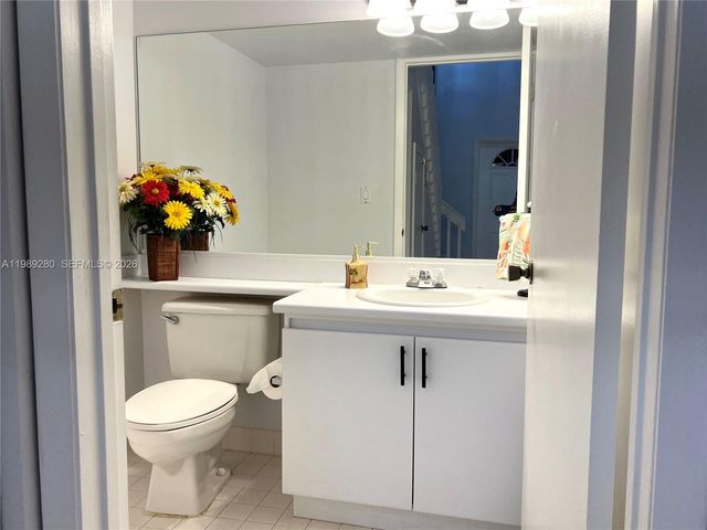 543 Racquet Club Rd 33, Weston, FL 33326