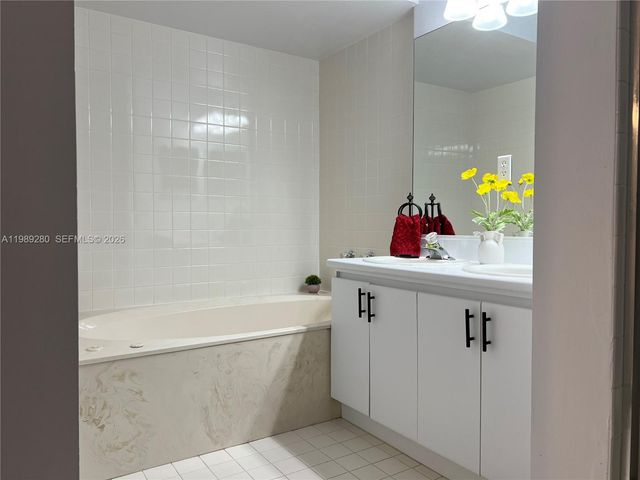 543 Racquet Club Rd 33, Weston, FL 33326