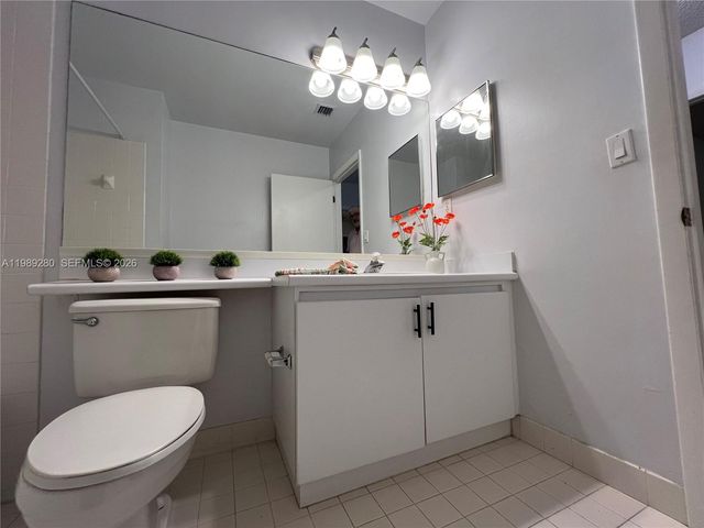 543 Racquet Club Rd 33, Weston, FL 33326