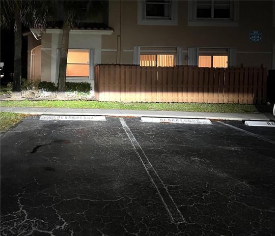 543 Racquet Club Rd 33, Weston, FL 33326