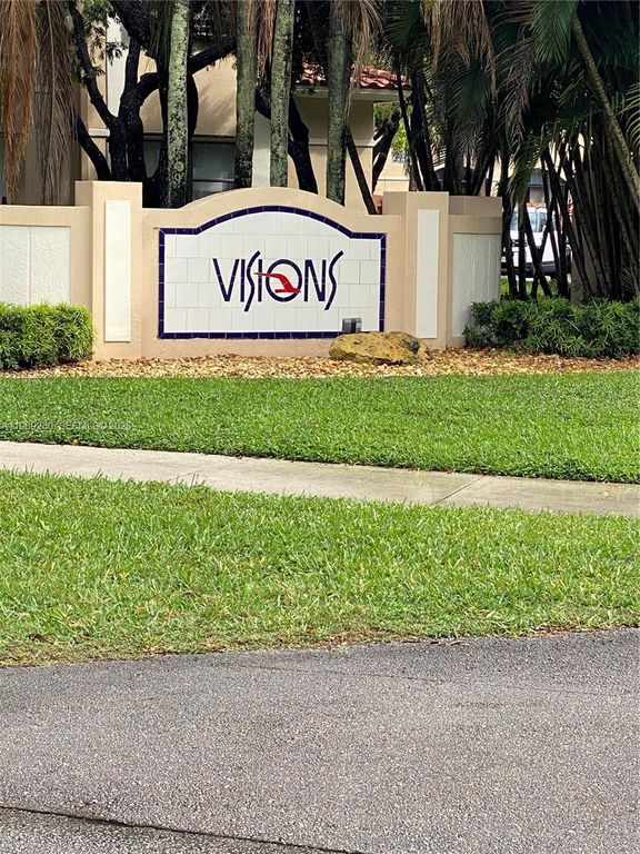 543 Racquet Club Rd 33, Weston, FL 33326