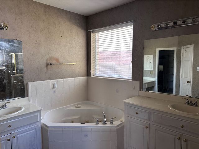 4704 Tearose Trail, Fort Worth, TX 76123