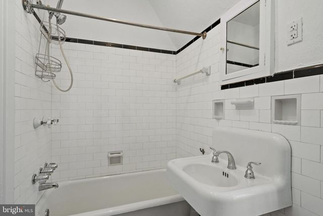 1952 CANTERBURY RD, Abington, PA 19001