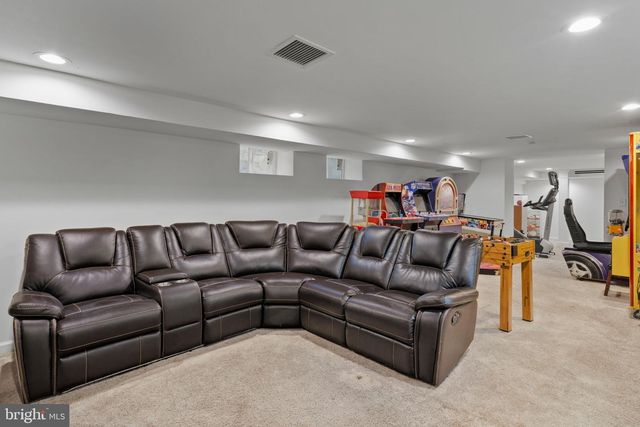1952 CANTERBURY RD, Abington, PA 19001