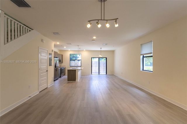10407 NW 82nd St 12, Doral, FL 33178