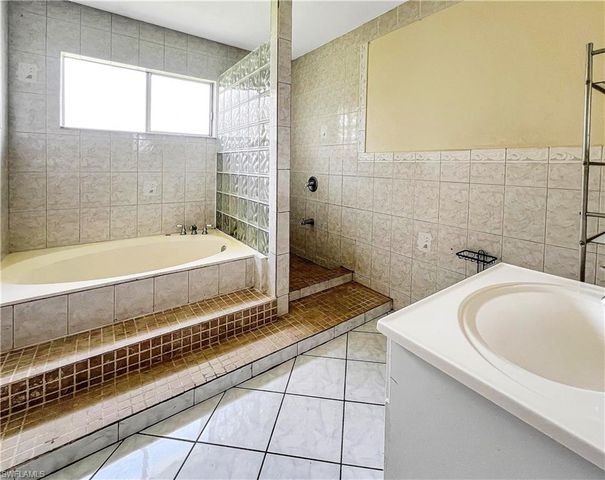 2466 Lakeshore CIR, Port Charlotte, FL 33952