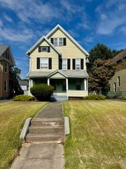 13 Willow St, Holyoke, MA 01040