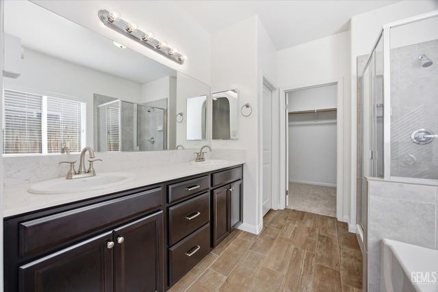 1909 Suncrisp Lane, Bakersfield, CA 93312