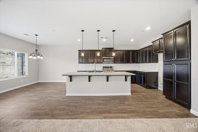 1909 Suncrisp Lane, Bakersfield, CA 93312