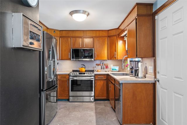 34 Clifden Avenue, Cranston, RI 02905