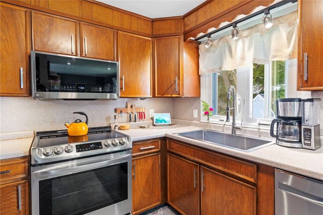34 Clifden Avenue, Cranston, RI 02905