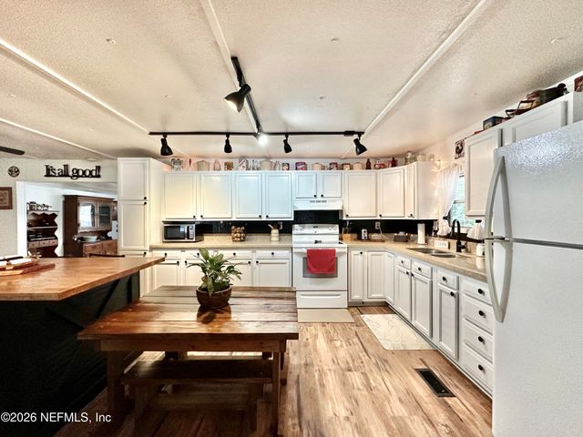 9430 CAROLINA WAY Way, Fanning Springs, FL 32693