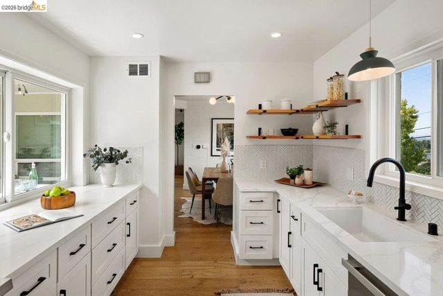 4504 Fairbairn Ave, Oakland, CA 94619