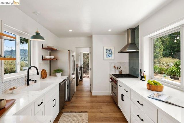 4504 Fairbairn Ave, Oakland, CA 94619