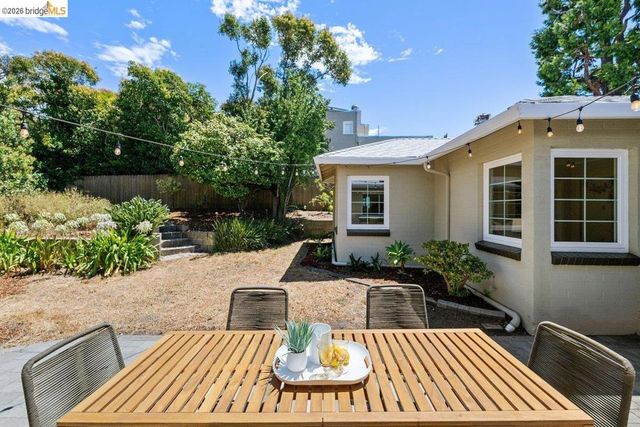 4504 Fairbairn Ave, Oakland, CA 94619