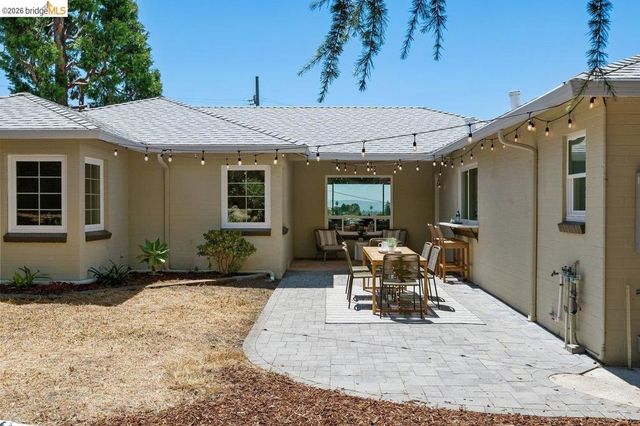 4504 Fairbairn Ave, Oakland, CA 94619