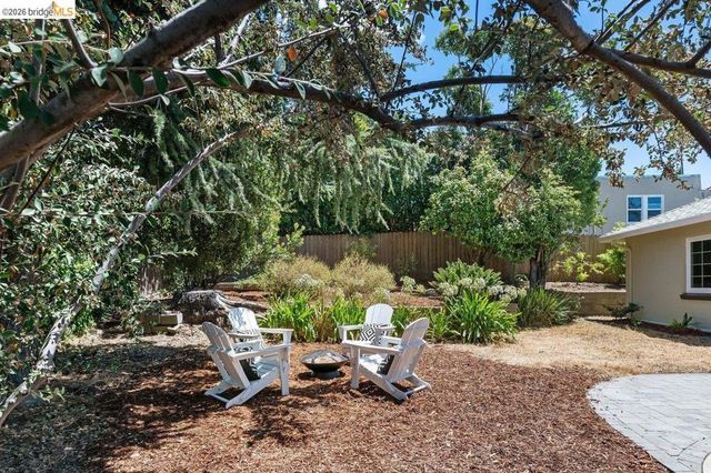 4504 Fairbairn Ave, Oakland, CA 94619