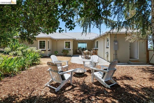 4504 Fairbairn Ave, Oakland, CA 94619