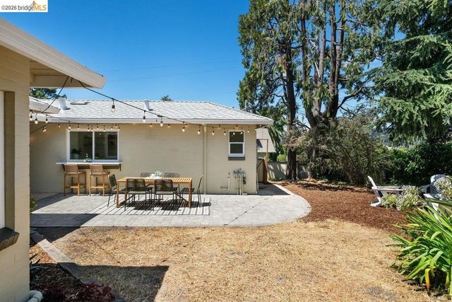 4504 Fairbairn Ave, Oakland, CA 94619