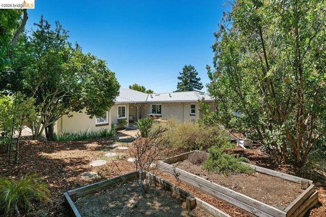 4504 Fairbairn Ave, Oakland, CA 94619