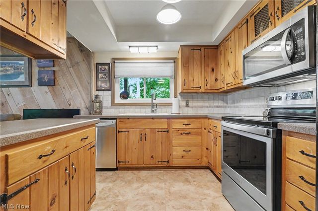 2216 N Medina Line Road, Akron, OH 44333