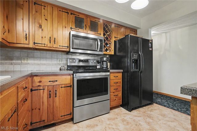 2216 N Medina Line Road, Akron, OH 44333
