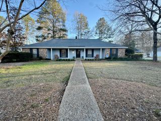 1302 Sandlewood Dr., Hattiesburg, MS 39402