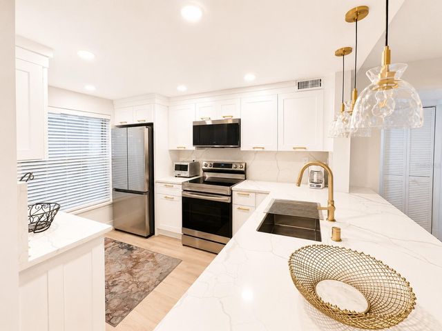 6051 SUN BOULEVARD 111, St Petersburg, FL 33701