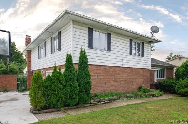 66 Four Seasons Road West, Amherst, NY 14226