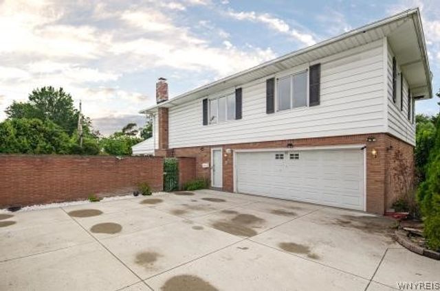66 Four Seasons Road West, Amherst, NY 14226