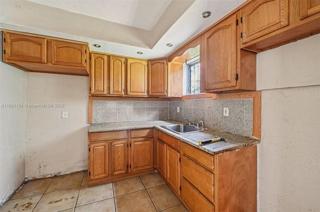 1043 NW 75th St, Miami, FL 33150