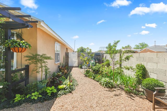2300 Cosmos Drive SW, Albuquerque, NM 87121