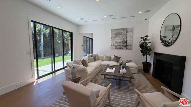 1823 S Shenandoah Street, Los Angeles, CA 90035