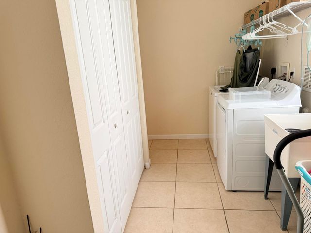 17 Country Lake Circle, Boynton Beach, FL 33436