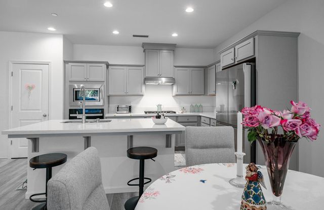 1437 Las Rosas Avenue, Clovis, CA 93619