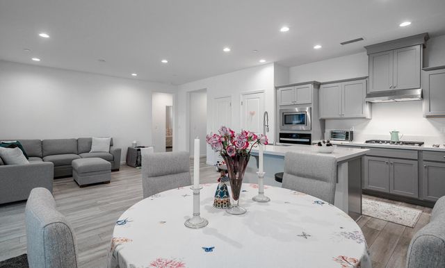 1437 Las Rosas Avenue, Clovis, CA 93619