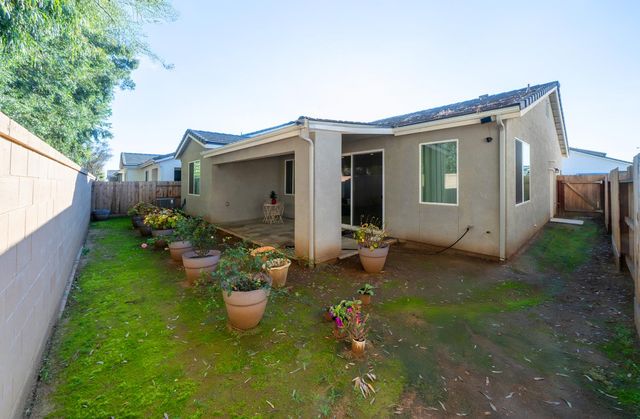 1437 Las Rosas Avenue, Clovis, CA 93619