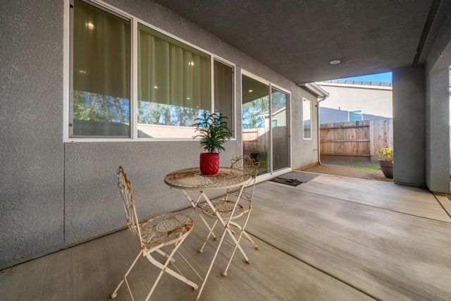 1437 Las Rosas Avenue, Clovis, CA 93619