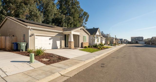 1437 Las Rosas Avenue, Clovis, CA 93619