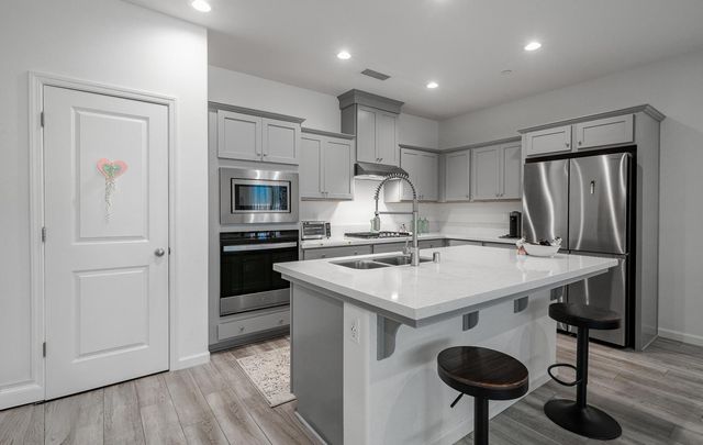 1437 Las Rosas Avenue, Clovis, CA 93619