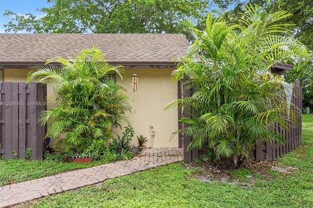 139 Essex Road 4-28, Hollywood, FL 33024