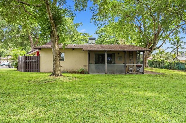 139 Essex Road 4-28, Hollywood, FL 33024