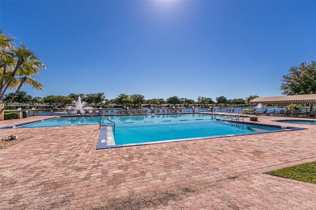 139 Essex Road 4-28, Hollywood, FL 33024