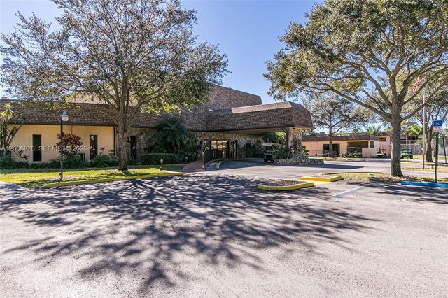 139 Essex Road 4-28, Hollywood, FL 33024