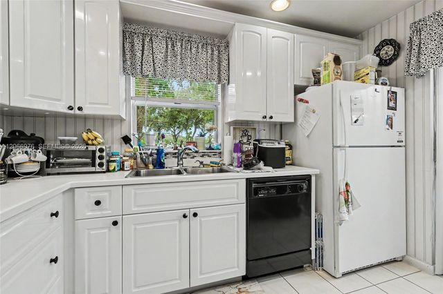 139 Essex Road 4-28, Hollywood, FL 33024