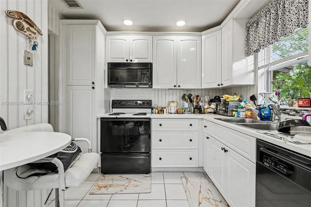 139 Essex Road 4-28, Hollywood, FL 33024