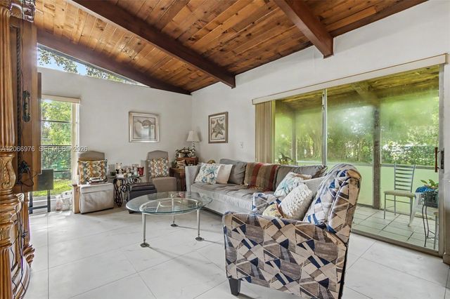 139 Essex Road 4-28, Hollywood, FL 33024