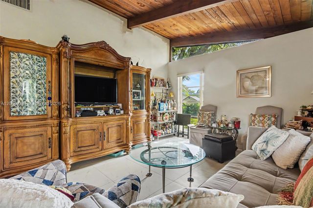 139 Essex Road 4-28, Hollywood, FL 33024