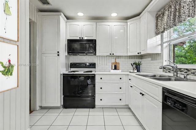 139 Essex Road 4-28, Hollywood, FL 33024